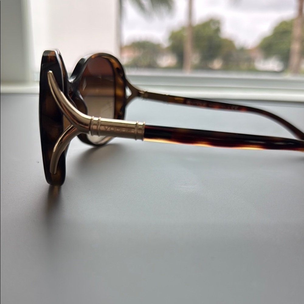 Elegant Tortoise Shell Sunglasses